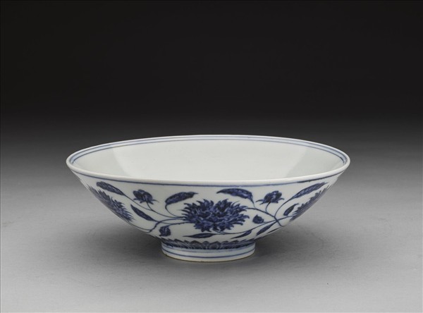 青花纏枝番蓮紋碗