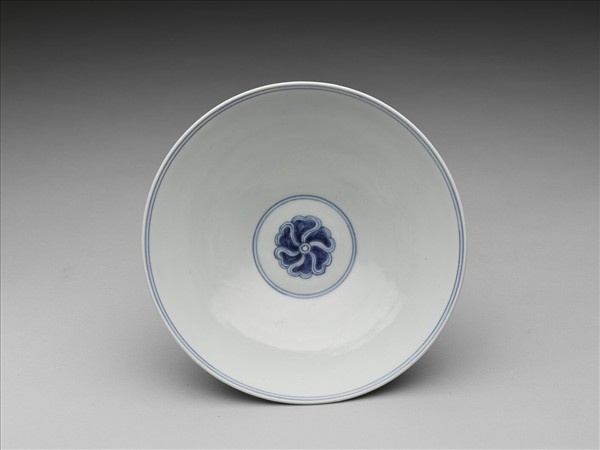 青花纏枝番蓮紋碗