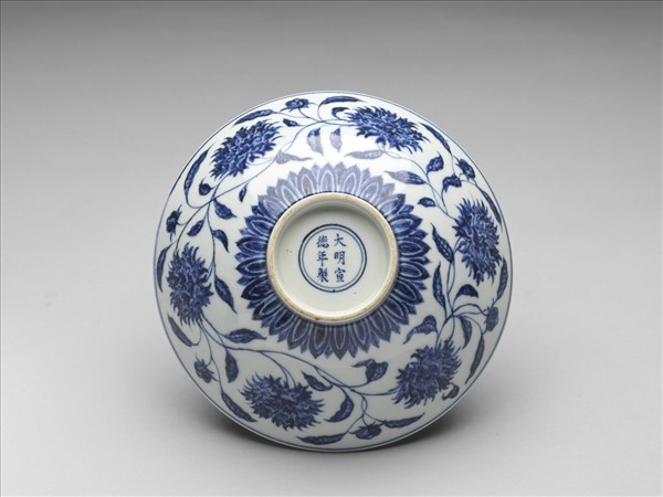 青花纏枝番蓮紋碗