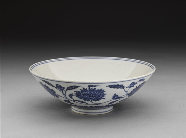 青花纏枝番蓮紋碗