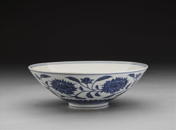 青花纏枝番蓮紋碗