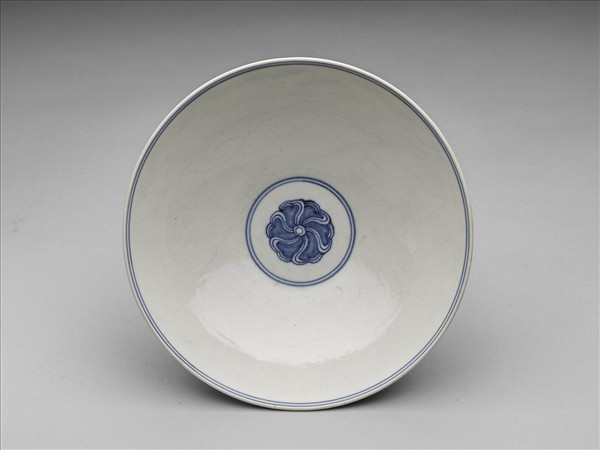 青花纏枝番蓮紋碗