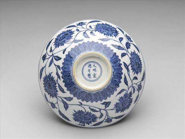 青花纏枝番蓮紋碗