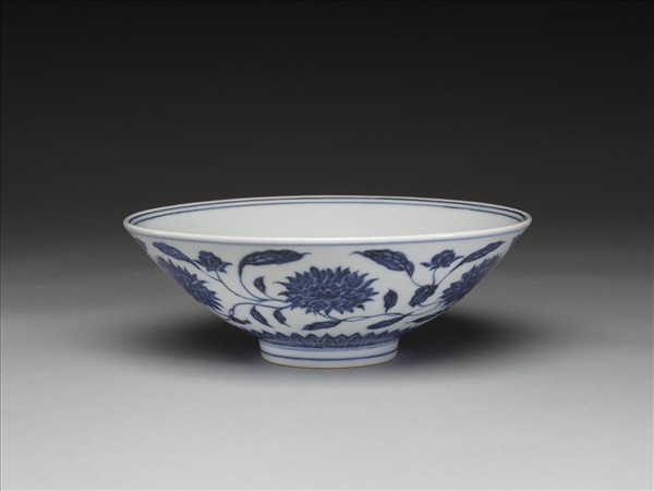 青花纏枝番蓮紋碗