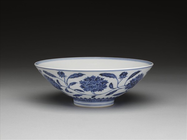 青花纏枝番蓮紋碗
