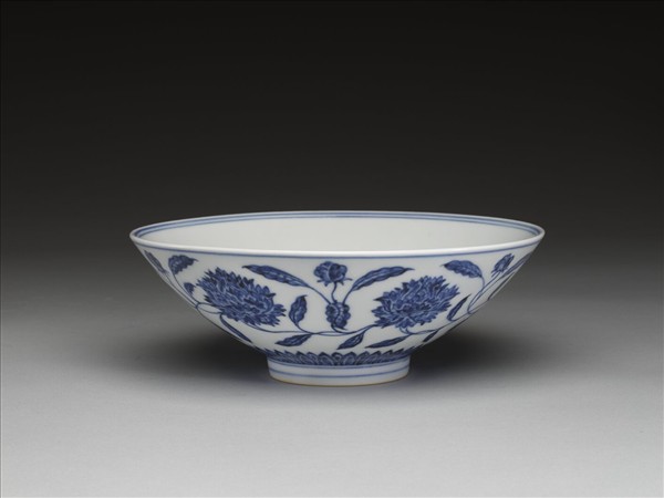青花纏枝番蓮紋碗