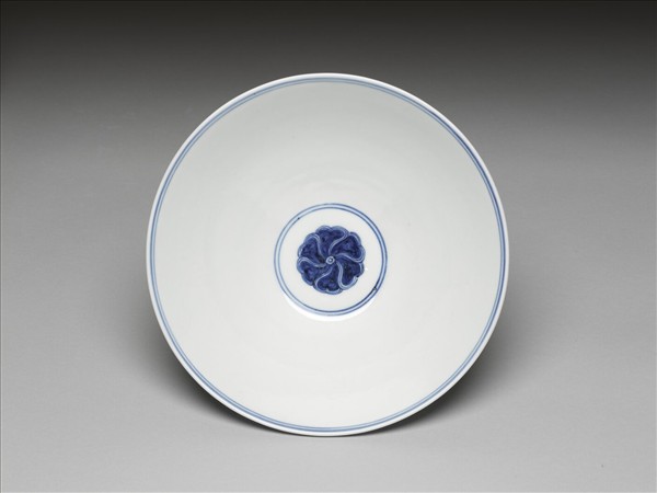 青花纏枝番蓮紋碗