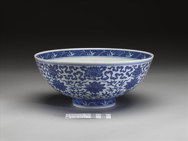 青花番蓮八寶紋碗