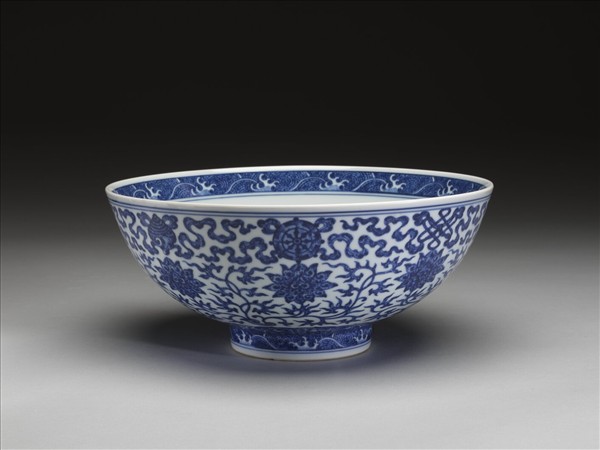 青花番蓮八寶紋碗