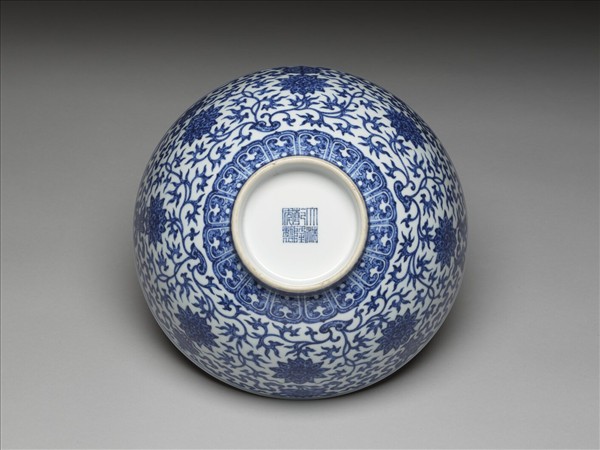 青花番蓮八寶紋碗