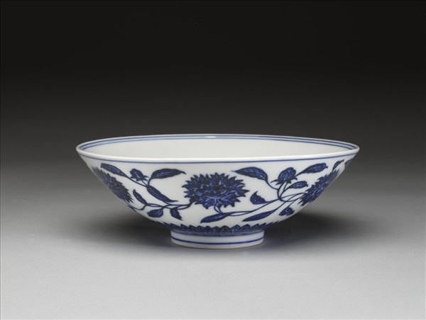 青花纏枝番蓮紋碗