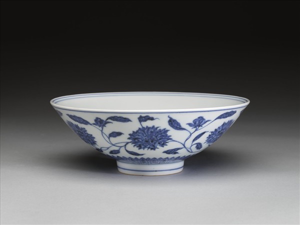 青花纏枝番蓮紋碗