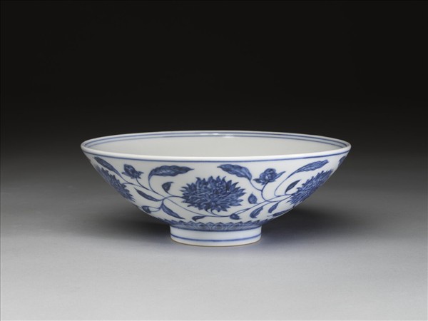 青花纏枝番蓮紋碗