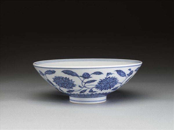 青花纏枝番蓮紋碗