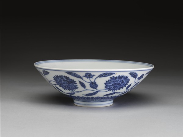 青花纏枝番蓮紋碗