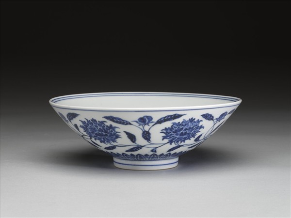 青花纏枝番蓮紋碗