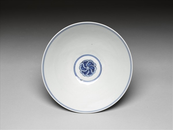 青花纏枝番蓮紋碗