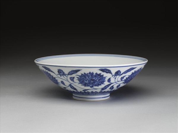 青花纏枝番蓮紋碗