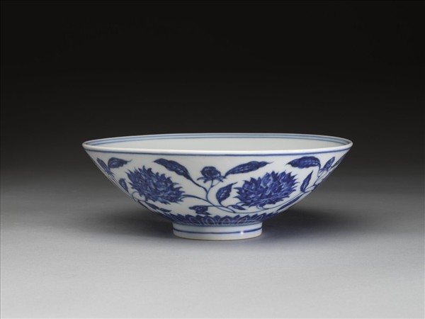 青花纏枝番蓮紋碗