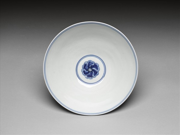 青花纏枝番蓮紋碗