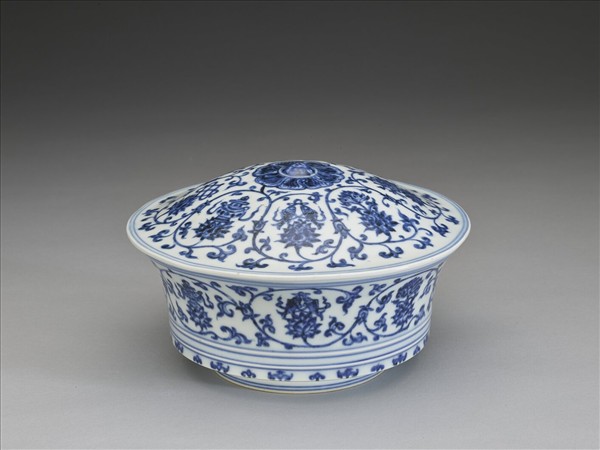 青花纏枝蓮托八吉祥合碗