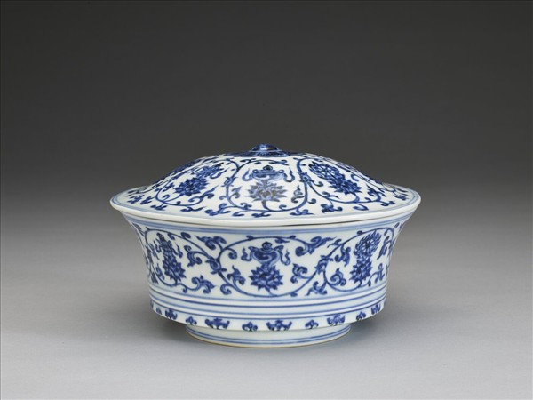 青花纏枝蓮托八吉祥合碗