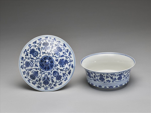 青花纏枝蓮托八吉祥合碗