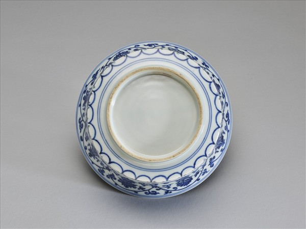 青花纏枝蓮托八吉祥合碗