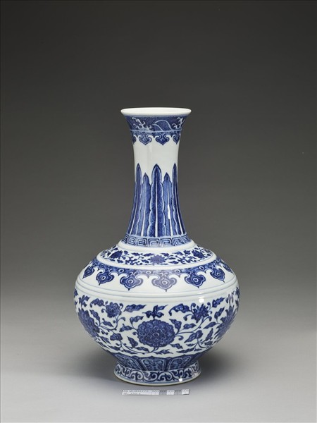 青花纏枝花卉紋瓶