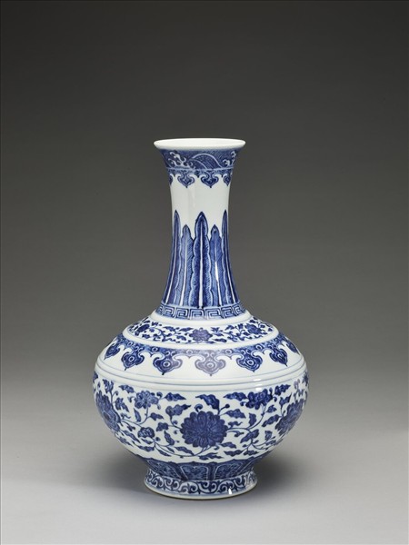 青花纏枝花卉紋瓶