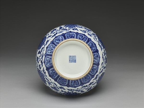 青花纏枝花卉紋瓶