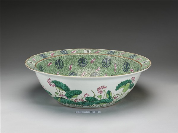 粉彩綠地福壽蓮塘紋盆