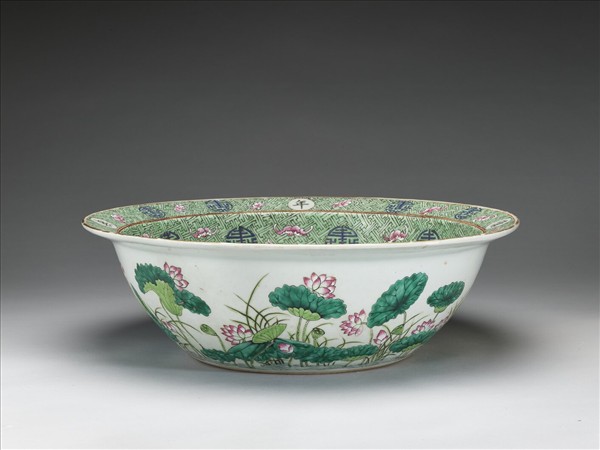 粉彩綠地福壽蓮塘紋盆