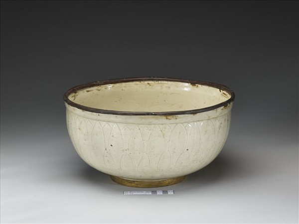 白瓷劃花蓮瓣紋洗