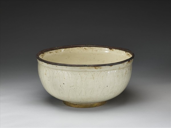 白瓷劃花蓮瓣紋洗