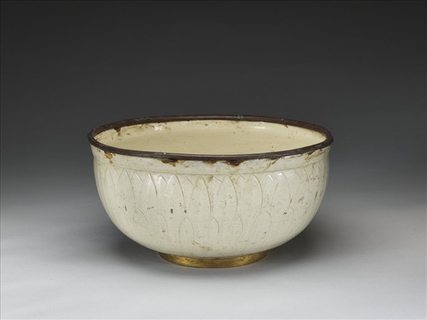 白瓷劃花蓮瓣紋洗