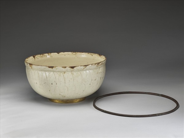 白瓷劃花蓮瓣紋洗