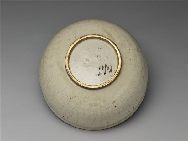 白瓷劃花蓮瓣紋洗