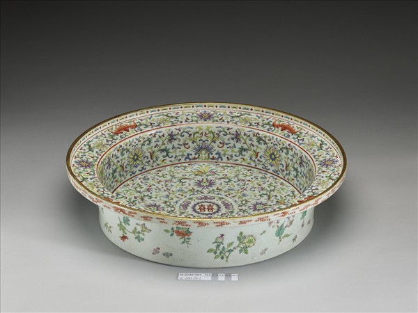 粉彩纏枝花卉吉祥紋盆