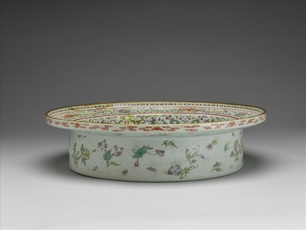 粉彩纏枝花卉吉祥紋盆