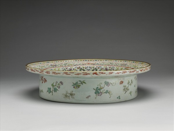 粉彩纏枝花卉吉祥紋盆