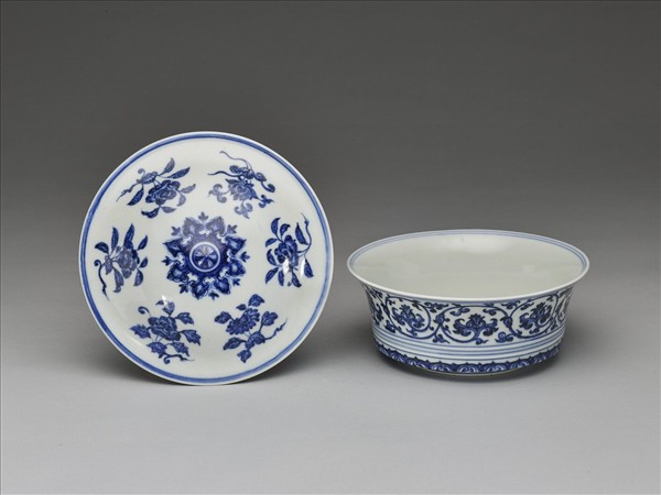 青花纏枝番蓮紋蓋碗