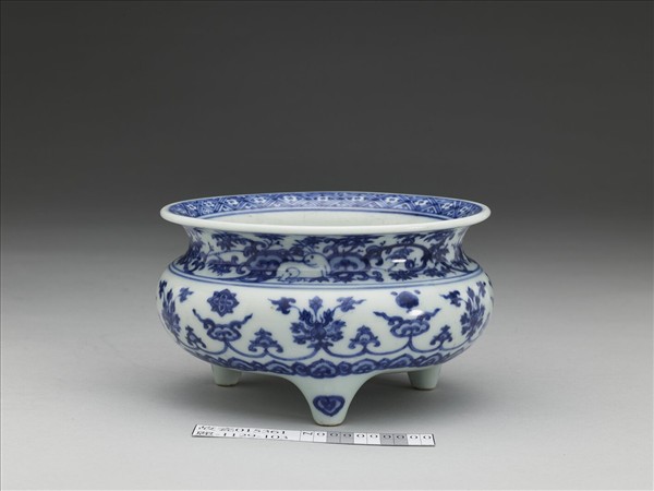 青花番蓮紋三足爐