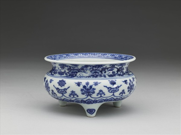 青花番蓮紋三足爐