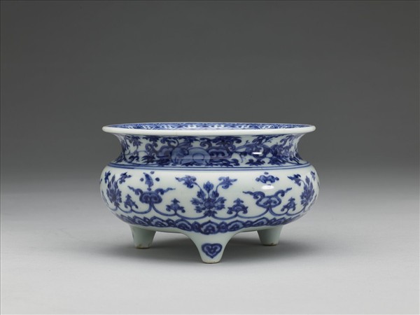 青花番蓮紋三足爐