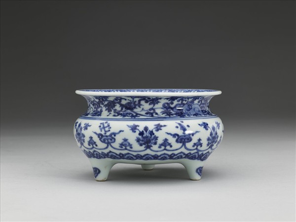 青花番蓮紋三足爐