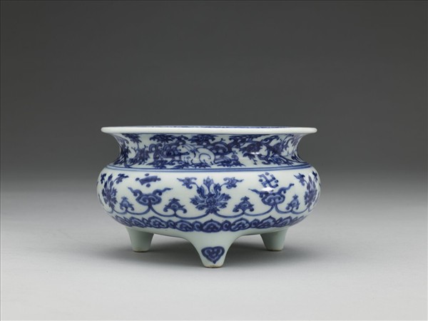 青花番蓮紋三足爐