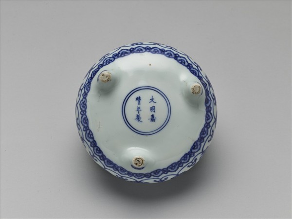 青花番蓮紋三足爐