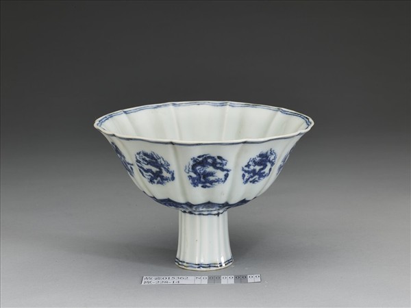 青花團龍紋花口高足碗