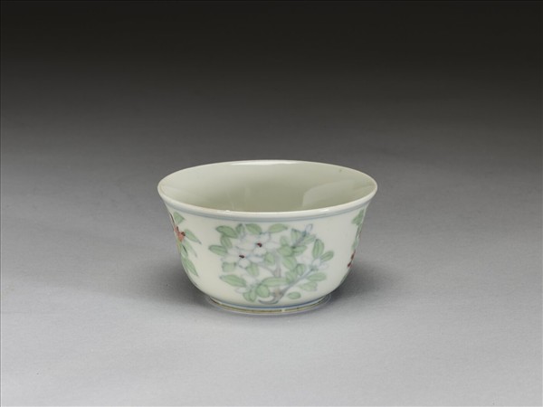 鬥彩四季花卉紋杯